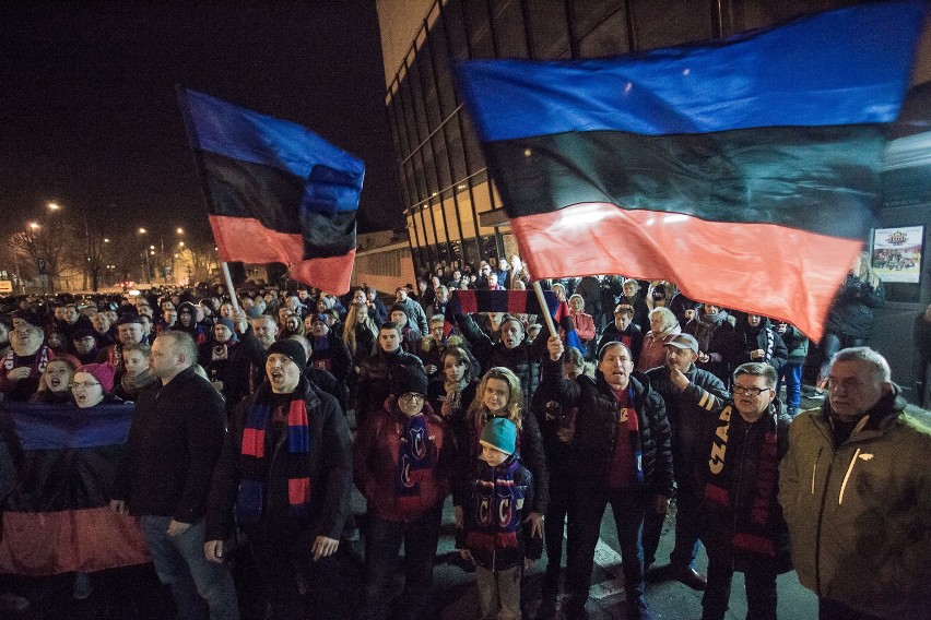 Kibice wierni Czarnym Słupsk. Spotkanie pod Halą Gryfia (WIDEO, ZDJĘCIA)