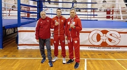 Dominik Kida (w środku) w towarzystwie trenerów kadry Polski Walerego Korniłowa (z lewej) i Ireneusza Przywary