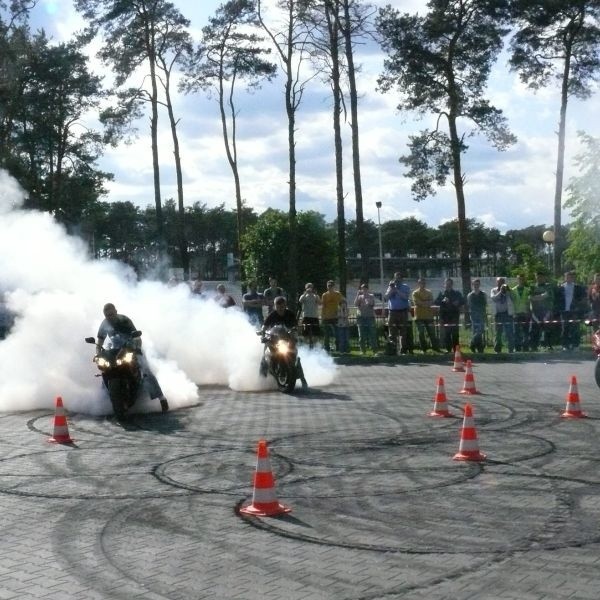 Nieodłączny element imprez motocyklowych - palenie gumy.