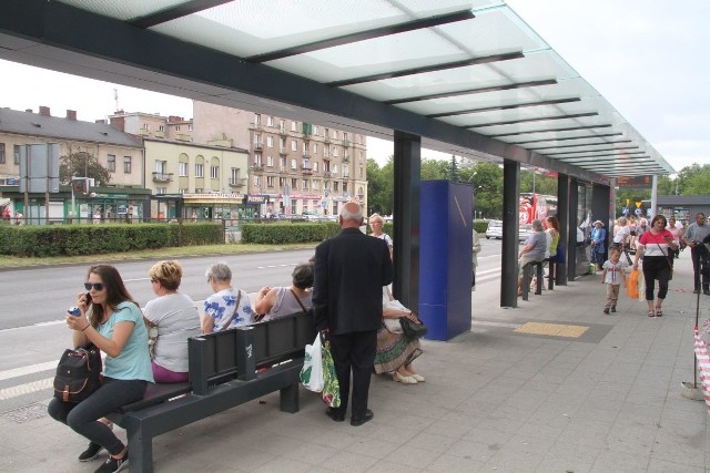 Na przystanku autobusowym przy ulicy Żytniej, przy hali widowiskowo-sportowej, miejsc siedzących jest zaledwie kilka. Pasażerowie stoją lub siadają, gdzie tylko mogą.