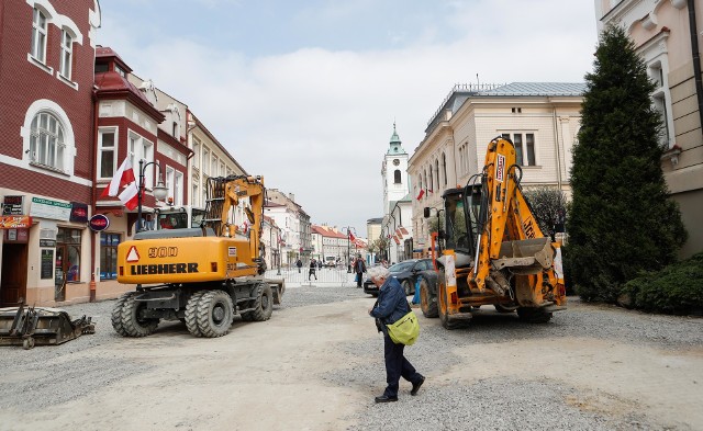 Tegoroczne święto Paniagi wyjątkowo odbędzie się tylko w niedużej części na ul. 3 Maja. Powodem jest remont deptaka, który zakończy się dopiero pod koniec miesiąca. Dziś sprawdziliśmy na jakim etapie są prace.Sprawdź szczegółowy program Święta Paniagi.ZOBACZ TEŻ: Podkarpackie rozpoczęcie sezonu motocyklowego w Kalwarii Pacławskiej