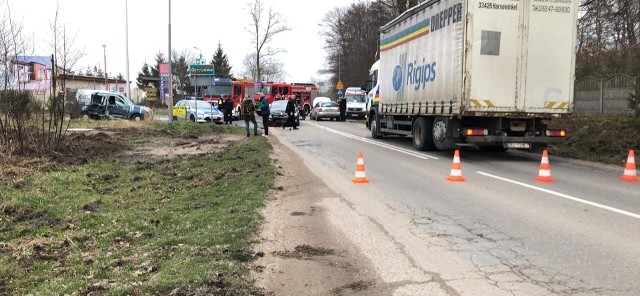 Grzybowo ul. Kołobrzeska . Kierująca pojazdem marki Peugeot nie upewniła się czy ma odpowiednie warunki do wykonania manewru wyprzedzania w wyniku czego doprowadziła do mocnego uderzenia w pojazd marki Nissan czym spowodowała zagrożenie bezpieczeństwa ruchu drogowego ruch odbywa się wahadłowo utrudnienia potrwają jeszcze przez 10 minutZobacz także: Koszalin: Prezydent Koszalina Piotr Jedliński o budowie ścieżki rowerowej na ulicy Lechickiej