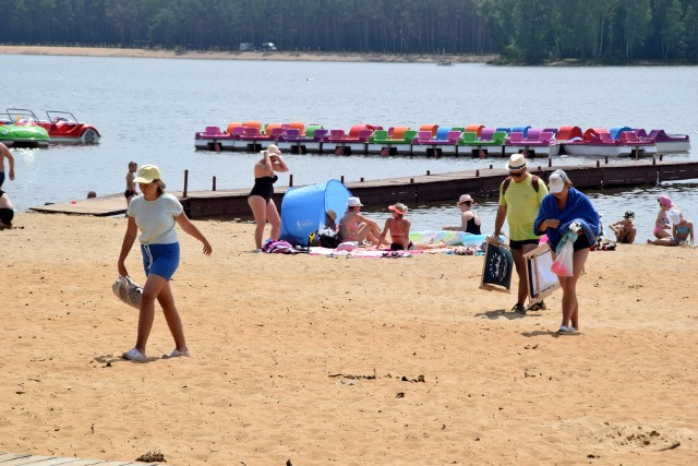 Wtorek, 22 czerwca, była naprawdę upalnym dniem. Ponad 30-stopniowa temperatura sprawiła, że wielu mieszkańców regionu szukało miejsca, gdzie skutecznie można było się ochłodzić. Część z nich trafiła właśnie na Świętokrzyską Ibizę, czyli zalew w Sielpi. Na kolejnych slajdach zobaczcie wtorkowy wypoczynek w Sielpi