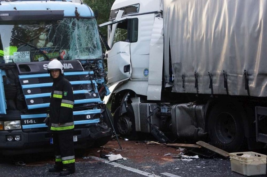 Wypadek pod Kaliszem: W Morawinie zderzyły się ciężarówki