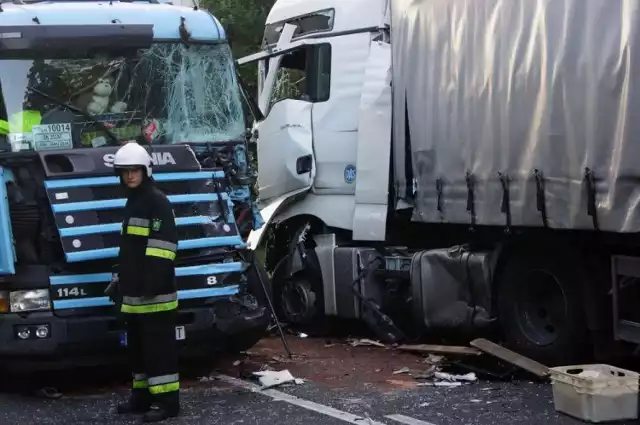 Wypadek pod Kaliszem: W Morawinie zderzyły się ciężarówki