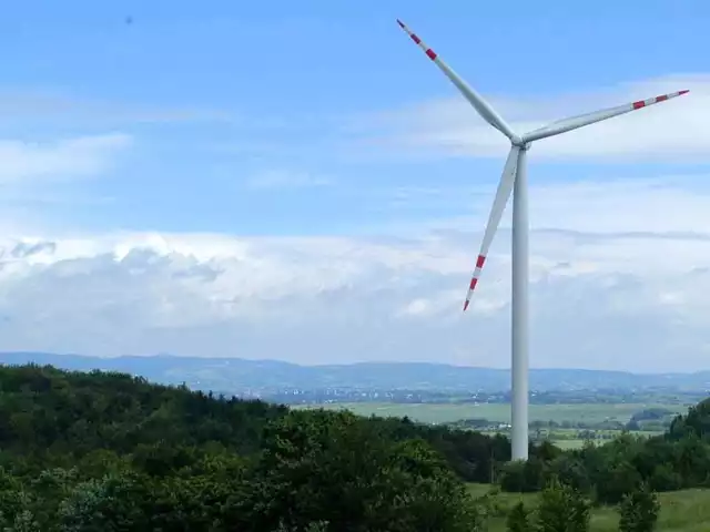Farma wiatrowa w Lekach DukielskichOtwarta dziś farma wiatrowa w Lekach Dukielskich to pierwsza w Polsce inwestycja portugalskiej firmy Martifer Renewables. Na Podkarpaciu firma bedzie budowac kolejne wiatraki.
