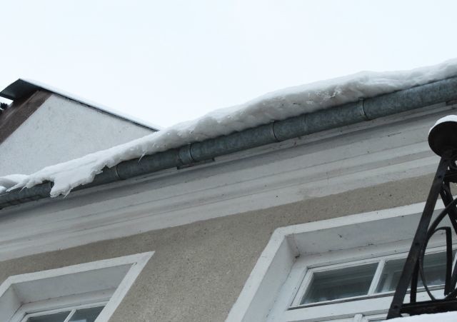 Uwaga! Śnieg na dachach staje się niebezpieczny. Zobacz zdjęcia