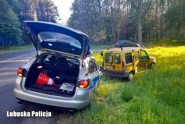 Policjanci krośnieńskiej drogówki zatrzymali po pościgu kierującego autem marki Renault, który nie miał uprawnień do kierowania i był poszukiwany przez Prokuraturę w Zielonej Górze. Nadto w samochodzie i domu 38-latka funkcjonariusze znaleźli narkotyki, a badanie testerem wykazało ich obecność w jego organizmie. Mężczyzna został zatrzymany.