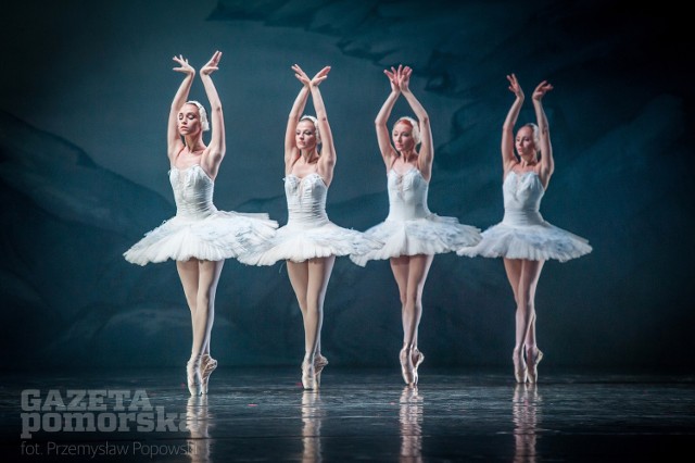 Jesień kojarzy się nam w różny sposób, ale miłośnikom baletu z pewnością z występami Moscow City Ballet w Polsce. Grupa, któraodwiedza nas najczęściej właśnie jesienią, jest uwielbiana przez polską publiczność. W ciągu ostatnich lat jej występy w naszym kraju obejrzało ponad 200 tysięcy osób, które niezmiennie zachwycają dwa sztandarowe przedstawienia rosyjskich wykonawców: „Jezioro łabędzie” i „Dziadek do orzechów”. Wczoraj, na spektaklu pod naszym patronatem, Opera Nova była szczelnie wypełniona widzami. Ci, którym nie udało się zdobyćbiletów na „Jezioro łabędzie”, już wkrótce będą mieli okazję po raz kolejny zobaczyć rosyjski zespół na deskach bydgoskiej opery, bowiem pod koniec lutego przyszłego roku wraca on do nas z przedstawieniem „Romeo i Julia”.