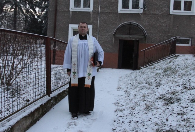W piątek z wizytą duszpasterską swoich parafian, mieszkańców ulicy Śniadeckich odwiedzał ksiądz Gabriel Marciniak, proboszcz Parafii Matki Bożej Bolesnej w Radomiu.