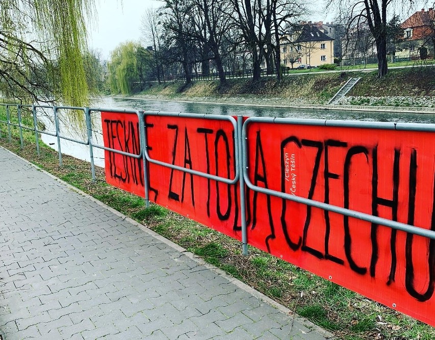 Tęsknię za Tobą Czechu - bannery nad Olzą w Cieszynie...