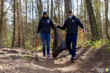 Piłkarze ręczni Łomża Vive Kielce w ramach Dnia Ziemi sprzątali las. Znaleźli butelki, puszki i ... zderzak samochodowy (zdjęcia)