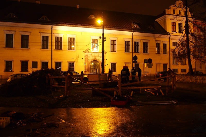 Kraków: wiatr przewrócił choinkę pod Oknem Papieskim [NOWE ZDJĘCIA, WIDEO]