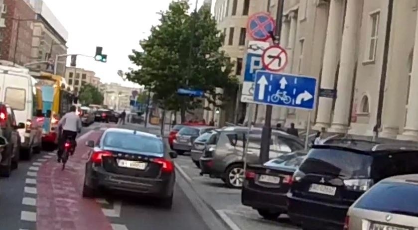 Łodzianin jechał autem po ścieżce dla rowerów w Warszawie? Policja szuka kierowcy [FILM]