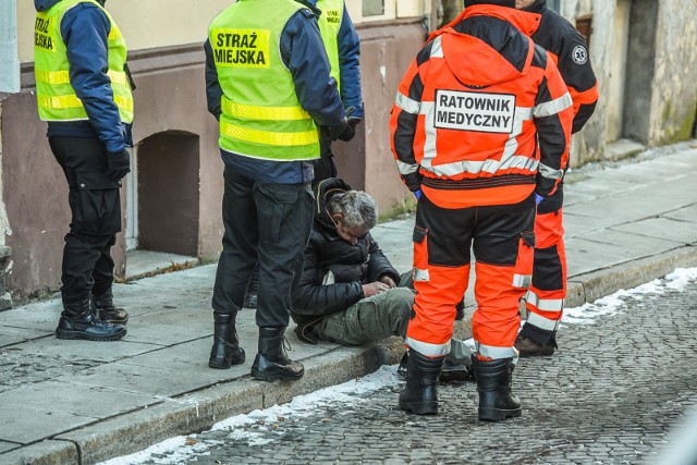 - Często osoby bezdomne symulują różne schorzenia, bo chcą trafić do szpitala - mówi Adam Dudziak, dyrektor wydziału zarządzania kryzysowego bydgoskiego ratusza.