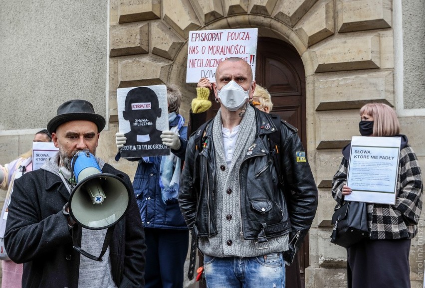 "Odważny i konieczny czyn": Pikieta przed gdańskim sądem w obronie mężczyzn, którzy obalili pomnik ks. Jankowskiego