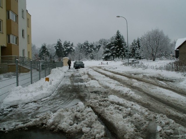 Kierowcy wyjeździli koleiny w śniegu. Wiele aut się zakopuje.