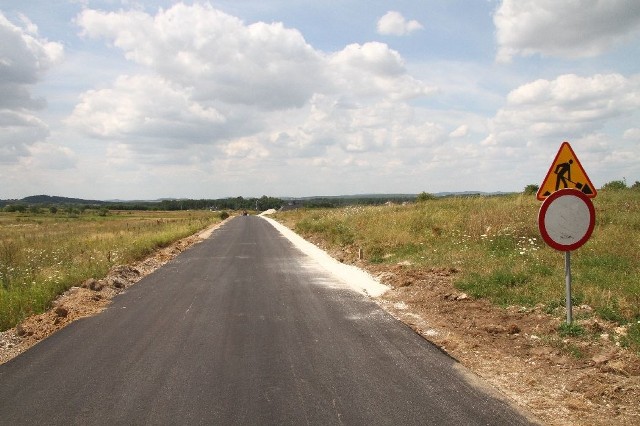 Odcinek drogi Brudzów &#8211; Gawronki jest już prawie skończony.