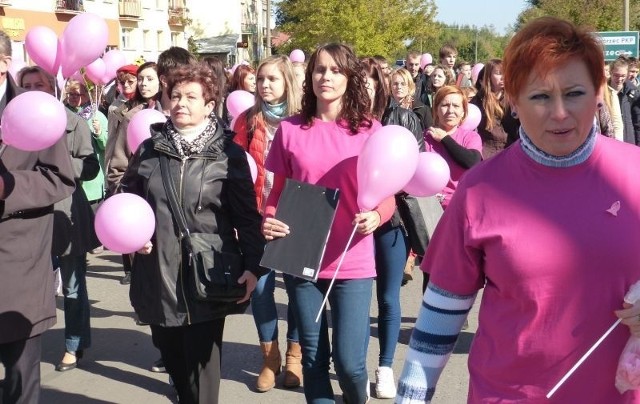 Marsz Różowej Wstążeczki naprawdę był różowy. Na pierwszym planie Jolanta Jelonek, naczelna pielęgniarka skarżyskiego szpitala.