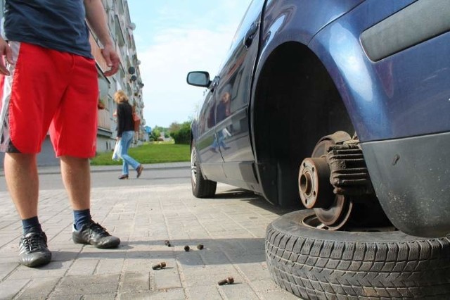 Pan Łukasz ze Strzelec Opolskich w piątkowy poranek zastał auto bez jednego koła.