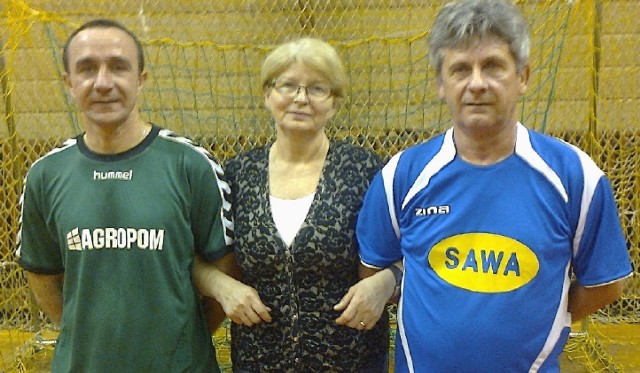 Wojewoda Bożentyna Pałka-Koruba dopingowała obie drużyny, zagrzewając do walki kapitanów: Andrzeja Zocha (z prawej) i księdza Marka Łosaka.