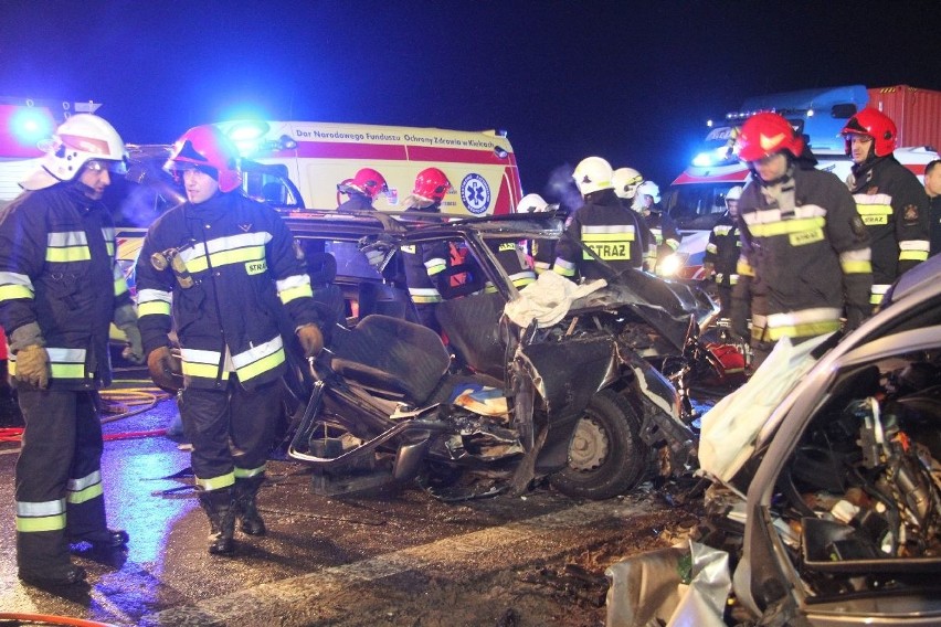 Śmiertelny wypadek na ekspresowej "7" koło Tokarni. Wielu rannych. Jeden z kierowców jechał pod prąd, doszło do czołowego zderzenia! 