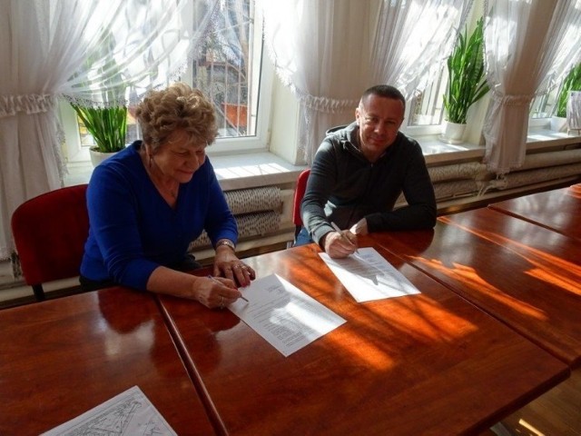 17 marca stowarzyszenie "Aktywni 50 plus" podpisało umowę z wykonawcą robót, Zakładem Projektowo Usługowym „ZNAK” Wawrzak ze Zwolenia.