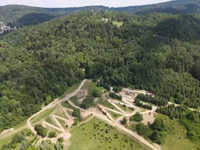 Tak "z lotu ptaka" prezentuje się ponad 5-hektarowy obszar przyszłych Ogrodów Żywiołów w Krynicy-Zdroju
