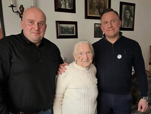 Pani Helena Borowiecka z Popowic w gminie Oksa obchodzi 102. urodziny. Wyjątkową jubilatkę odwiedzili wolontariusze Stowarzyszenia "Paczka dla Bohatera".