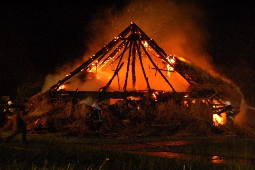 W Masłomęczu od uderzenia pioruna spłonęła największa chata w Wiosce Gotów (FOTO)