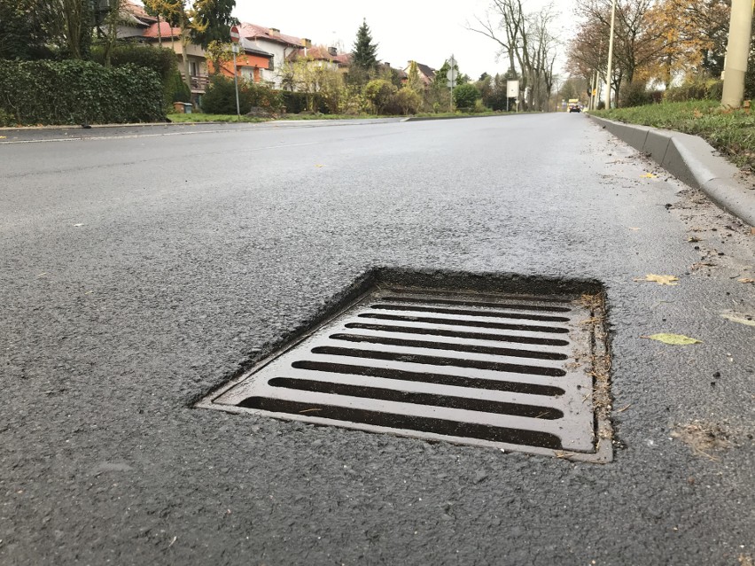 Dziur w nawierzchni nie ma, ale są zapadnięte studzienki. Kierowcy skarżą się na remont alei 3 Maja w Słupsku