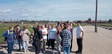 Uczniowie kazimierskiej „jedynki” byli w byłym obozie Auschwitz–Birkenau. W skupieniu i powadze zwiedzali miejsce zagłady. Zobaczcie zdjęcia