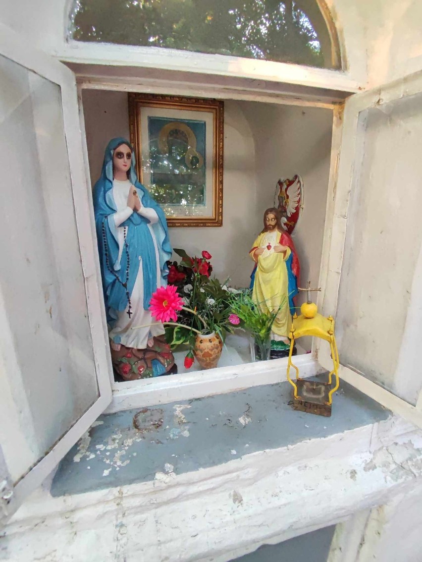 Profanacja zabytkowej kapliczki Matki Bożej w Żuklinie. Policja szuka sprawców [ZDJĘCIA, WIDEO]
