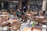 Na ulicy Piotrkowskiej stanął pierwszy w tym roku ogródek gastronomiczny. Na powietrzu można wypić kawę w Esplanadzie Biernahalle