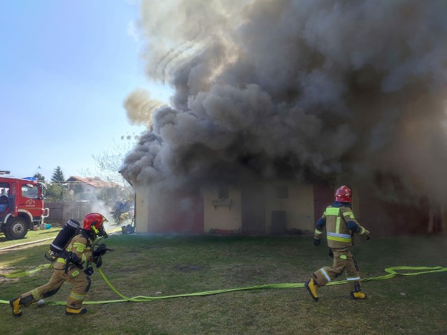 Z sobotnim pożarem stolarni w Gowarczowie walczyło pięć jednostek straży pożarnej.
