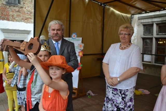 W Dzień Dziecka najmłodszym mieszkańcom Szydłowca burmistrz Andrzej Jarzyński przekazał klucz do miasta. 