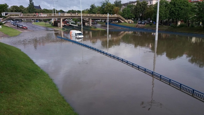 Zalane ulice i piwnice, uszkodzone dachy, połamane drzewa -...