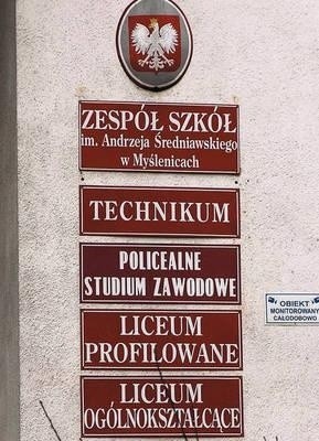 Niektóre z tych tabliczek znikną 1 września ze ściany budynku ZS im. A. Średniawskiego w Myślenicach FOT. MACIEJ HOŁUJ