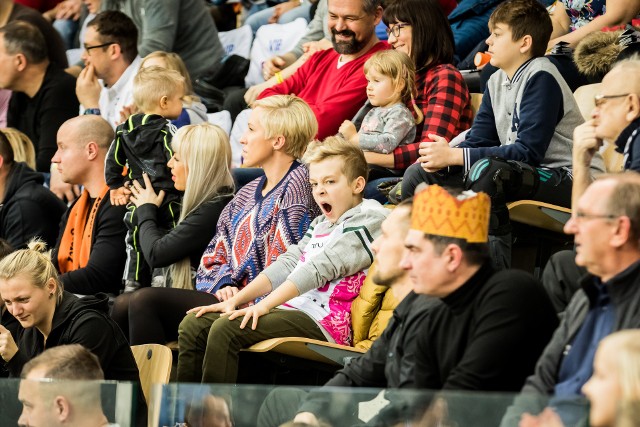 Bydgoskie koszykarki pokonały we własnej hali CCC Polkowice 72:68 w meczu na szczycie Energa Basket Ligi Kobiet. Do przerwy oglądaliśmy dziwny mecz. W I kwarcie Artego grało świetnie w obronie, aż 4 razy trafiło za 3 punkty i wygrało tę część spotkania 26:10. W II kwarcie role się odmieniły. Miejscowe popełniały bardzo dużo strat i nic dziwnego, że polkowiczanki zbliżyły się na 2 oczka (40:38). Po zmianie stron oglądaliśmy wymianę ciosów. Bydgoscy kibice do ostatnich sekund drżeli o końcowy wynik, choć na pół minuty przed końcem ich ulubienice prowadziły różnicą 7 punktów. Ostatecznie skończyło się 72:68 na korzyść Artego.ZOBACZ ZDJĘCIA Z TRYBUN "ARTEGO ARENY" >>> Wypowiedzi po meczu Artego Bydgoszcz - CCC Polkowice.