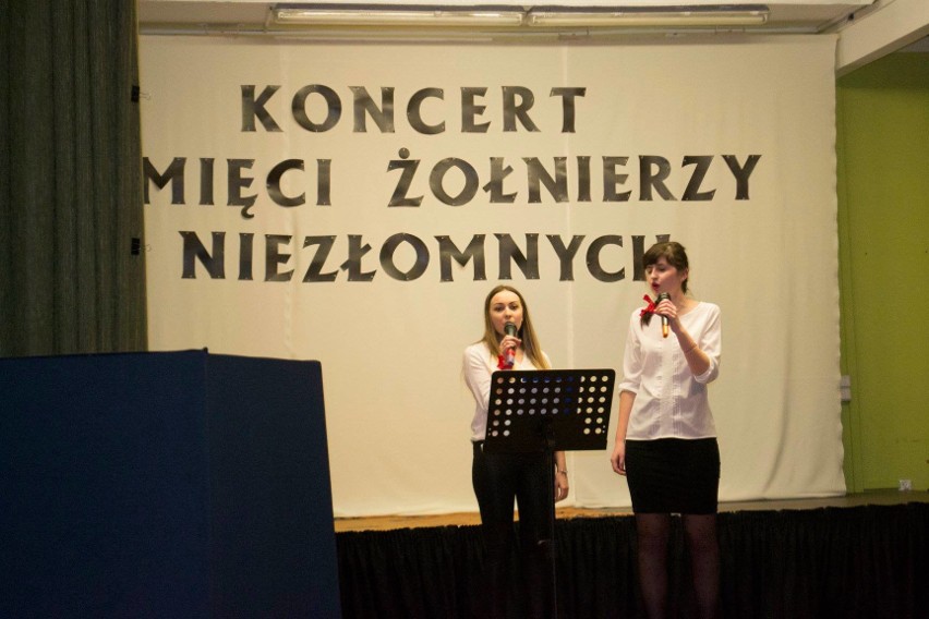 Nastrojowy koncert Pamięci Żołnierzy Niezłomnych odbył się w Strawczynie (ZDJĘCIA)