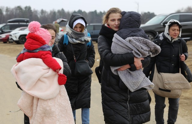 Każdego dnia przejście graniczne w Budomierzu, 12 kilometrów od Lubaczowa przekracza tysiące uchodźców. Uciekają oni z Ukrainy, przed bombami i rakietami, w pośpiechu, zabierając tylko kilka drobnych, najpotrzebniejszych w podróży rzeczy
