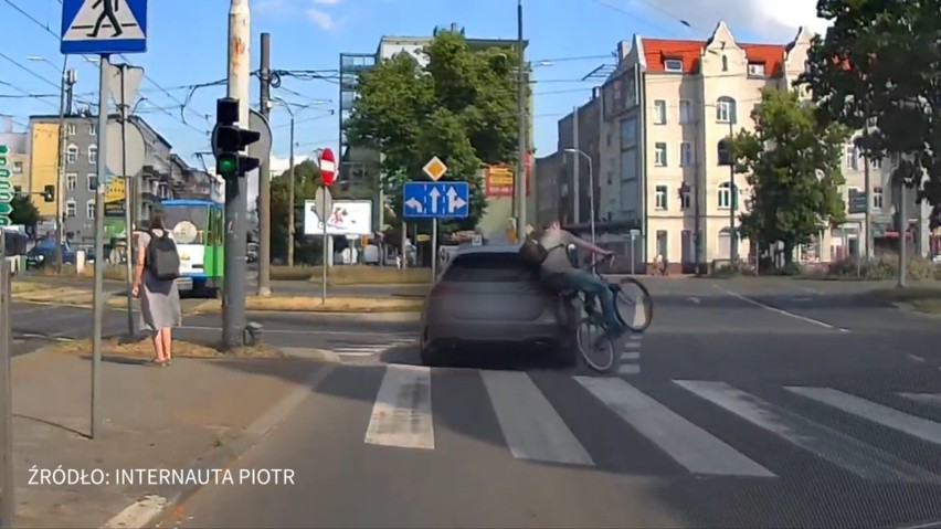 Rowerzysta wjechał w mercedesa na pl. Kościuszki w Szczecinie i chciał odjechać. Zobacz wideo