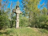 Wielki krzyż na średniowiecznym grodzisku. W 1915 roku, wzniósł go ojciec w żałobie
