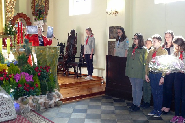 Harcerze z kijewskiego Hufca rozpoczęli kampanię pt. „Ocalić od zapomnienia”. W kościele parafialnym znajdują się dwie tablice pamiątkowe żołnierzy wyklętych -  Janiny Konopackiej z domu Lodzi Michal-skiej, żołnierza AK o pseudonimie „Janina” i Czesława Adama Konopackiego - harcerza  ochotnika z  1920 roku, żołnierza Związku Walki Zbrojnej. W kościele odśpiewano hymn, harcerze zapalili znicze i złożyli pod tablicami wiązankę. Nauczycielka historii Danuta Kamińska mówiła o bohaterach, a komendant hufca - o zadaniach harcerzy w kampanii. Na koniec wszyscy odśpiewali Rotę. Pogoda na dzień (18.04.2018)  | KUJAWSKO-POMORSKIEŹródło:TVN Meteo[xlink]c29e85c0-f44b-c7a0-caa2-51a8d4ae1701,80911a85-b243-11db-4e14-7d9b7e203d8c[/xlink]