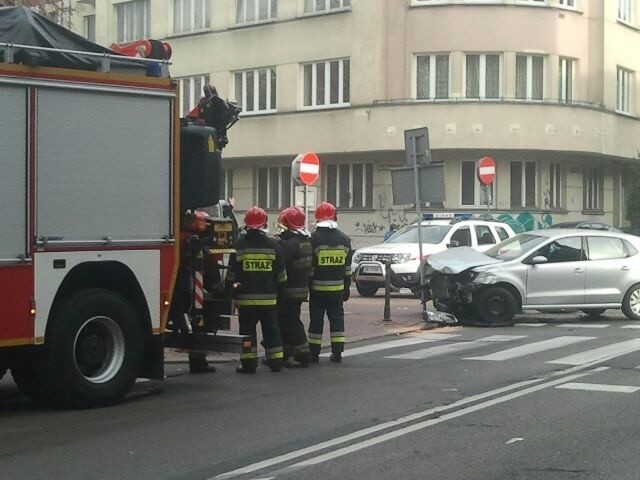 Wypadek w centrum Katowic. Karetka wjechała w przystanek