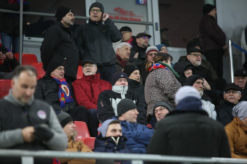 Piast – Legia 0:1 PETARDA OGŁUSZYŁA BRAMKARZA LEGII, ZDJĘCIA KIBICÓW