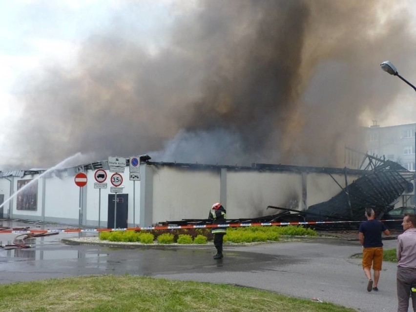 Pożar Lidla w Radomsku. Płonie niemiecki supermarket.