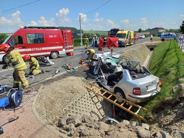 W poniedziałek w Posądzy na drodze wojewódzkiej nr 776 (Kraków-Proszowice) zderzyły się ze sobą trzy pojazdy - skoda, nissan oraz ciężarowy man. W wyniku wypadku zmarł 73-letni kierowca skody.
