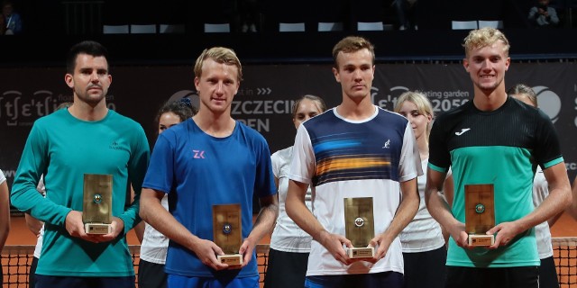 Vitaliy Sachko (trzeci z lewej) oraz Andrew Paulson (czwarty z lewej) wygrali turniej deblowy podczas Invest in Szczecin Open. W finale ograli Sergio Martosa Gornesa (pierwszy z lewej) oraz Zdenka Kolara (drugi z lewej)