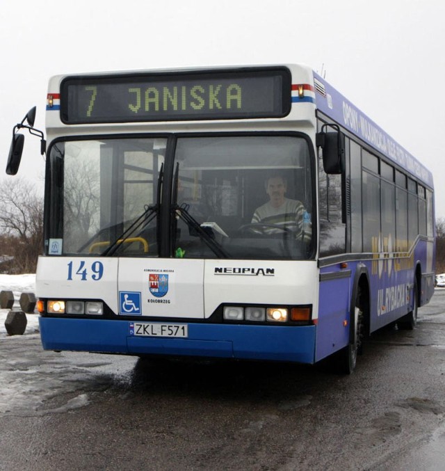 Autobus KM na pętli linii nr 7. "Siódemka&#8221; to tradycyjnie najczęstszy środek transportu kołobrzeskich działkowców z Janisk.
